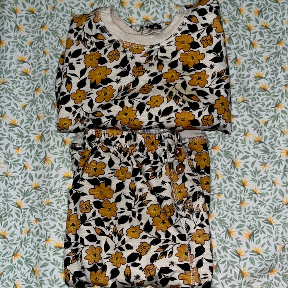 Floral pant set with drawstring on bottom of sweatshirt. Adorable buttons.